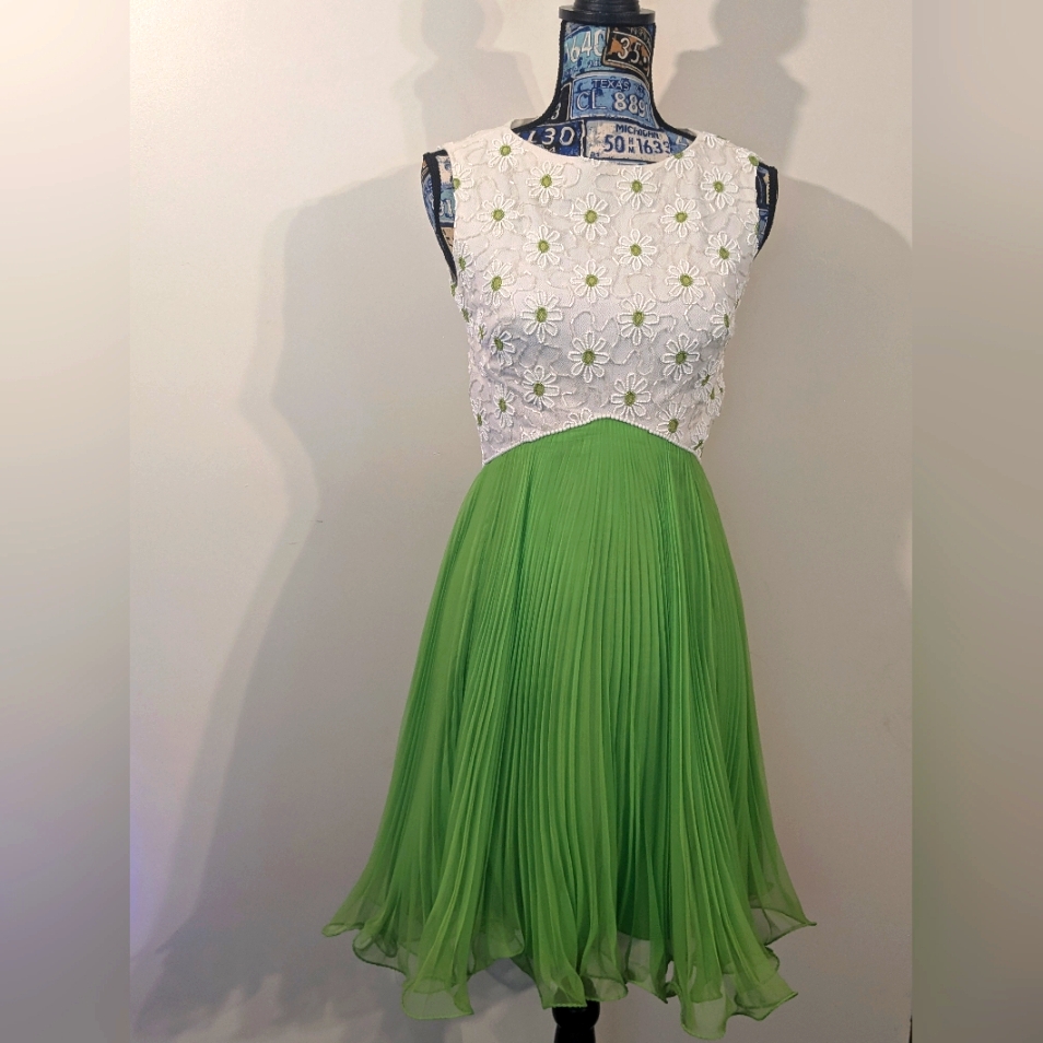 Vintage 1960âs Miss Elliette California Beaded Bodice Daisy Flower Pleat